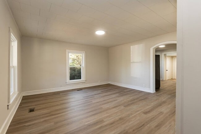 Building Photo - Renovated Two bedroom Home!