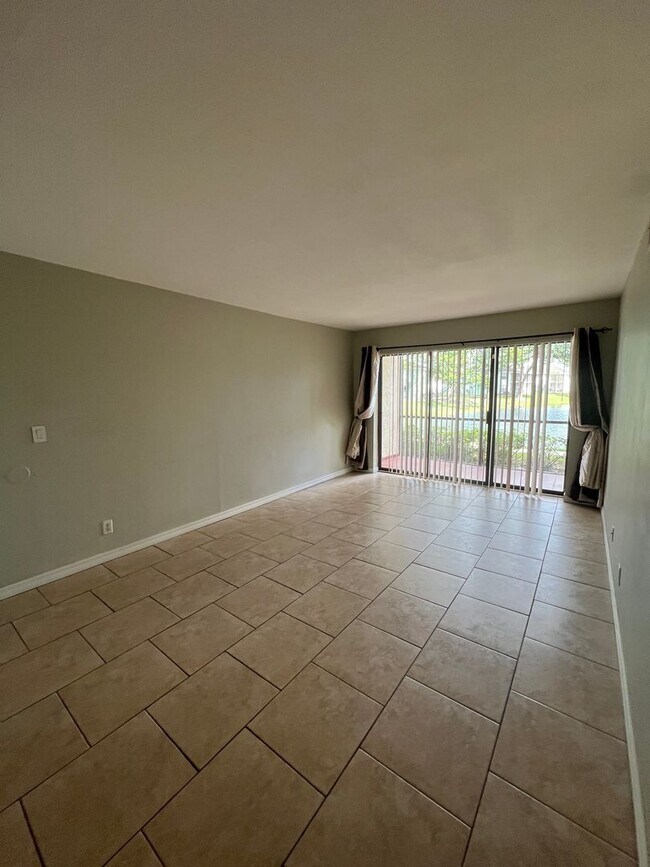 Building Photo - Updated 2 Bed/2 Bath Condo with Screened P...