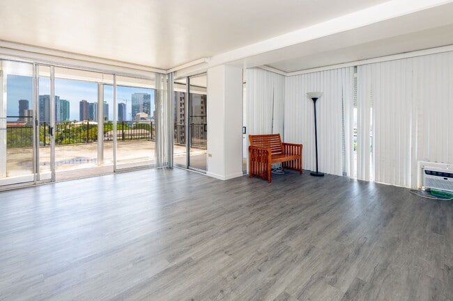 Building Photo - The Townhouse 1bd/1ba/1pk w extra large lanai