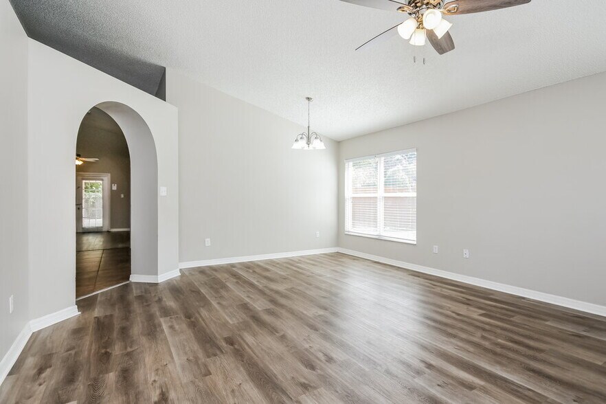 Building Photo - 652 Sitka Ct