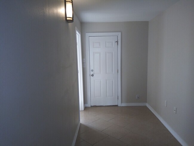 Building Photo - 3 Bedroom Town-home