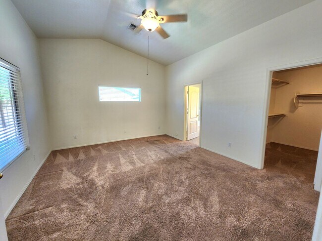 Building Photo - Beautiful 3 Bed/2 Bath with Pool!
