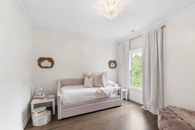 Building Photo - Luxury Furnished Home