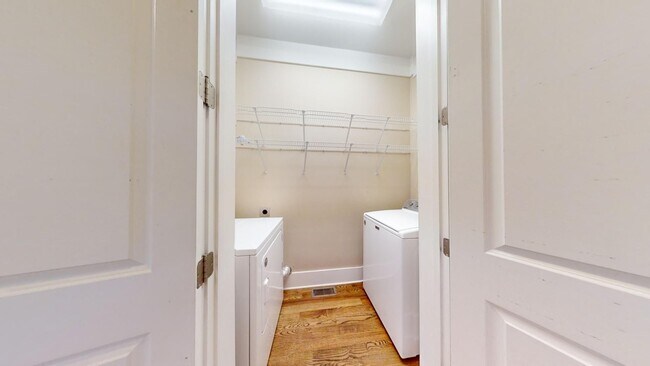 Building Photo - 986 Pembroke Pl