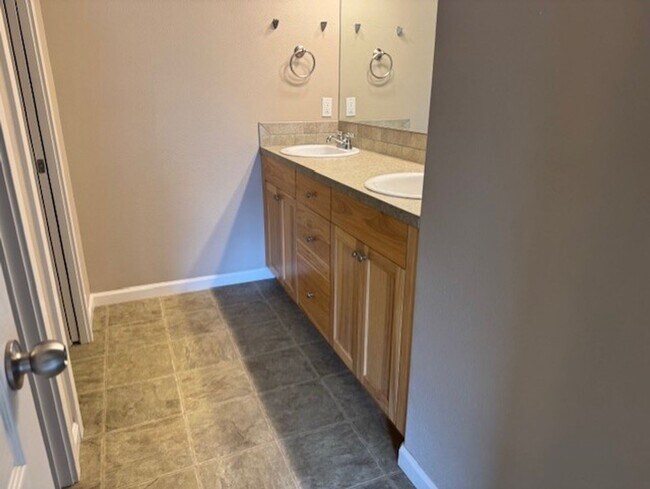 Building Photo - MOVE IN SPECIAL $500 OFF FIRST MONTH RENT ...