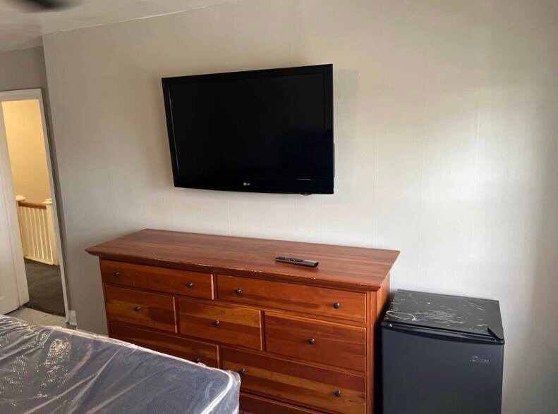 Building Photo - 3817 Cottage Ave