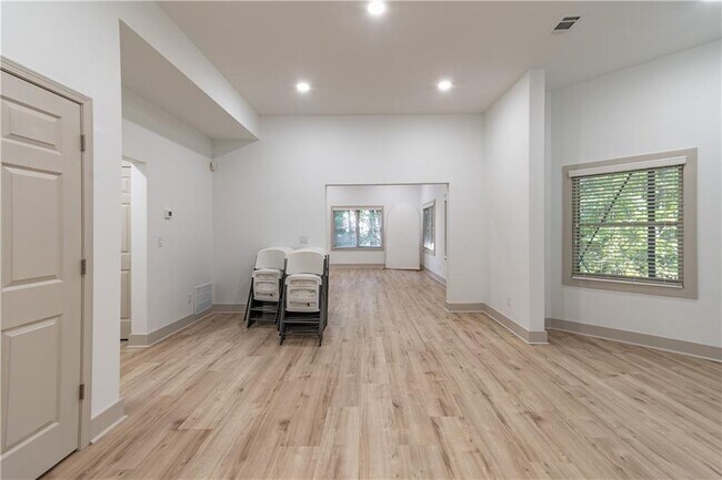 Building Photo - 651 Briarleigh Way