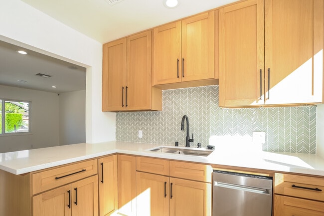 Building Photo - 5826 Jamieson Ave