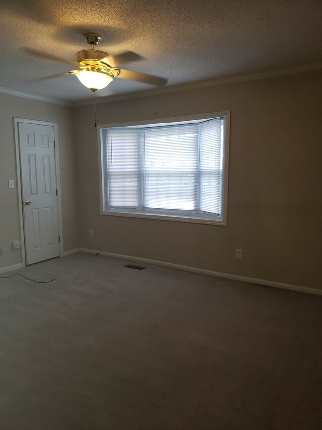 Building Photo - 2-bedroom, 2.5 bathroom townhome