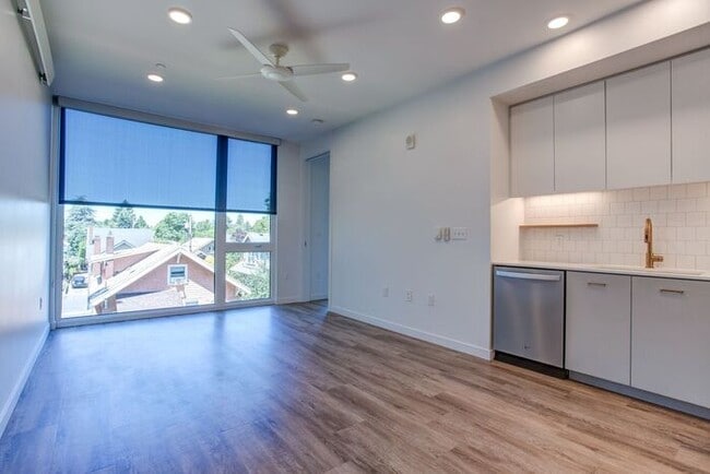 Building Photo - Luxury One Bedroom! Near Salt and Straw an...