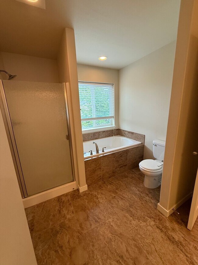 Building Photo - Gorgeous 4Bd/2.5Ba Craftsman Home in East Vancouver!