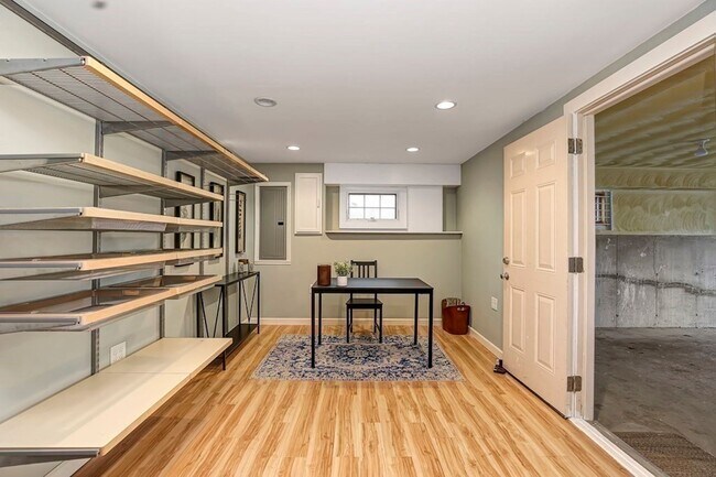 Building Photo - 39 Bynner St