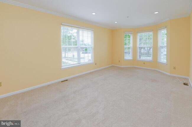 Building Photo - 200 Rolling Hill Dr