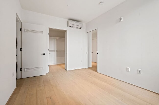 Building Photo - Modern 1 Bed, 1 Bath Condo @ 10th & Howard...