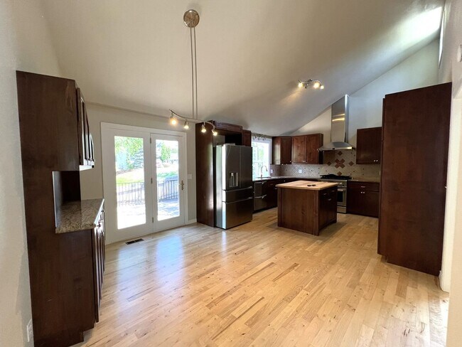 Building Photo - Fantastic 4 bed 3 bath home in the Highlan...
