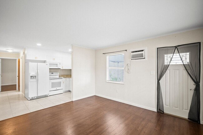 Building Photo - ANNUAL RENTAL - 1 Bedroom, 1 Bath Duplex i...
