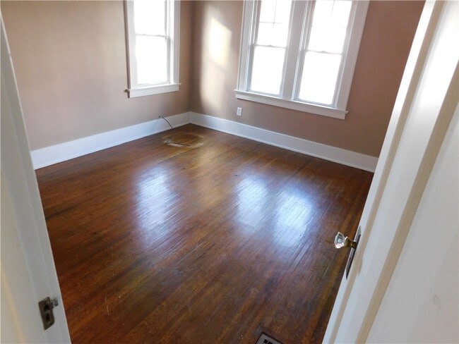 Building Photo - 125 W High Terrace