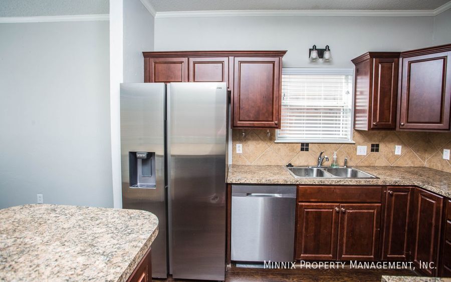 Building Photo - 6125 8th Dr