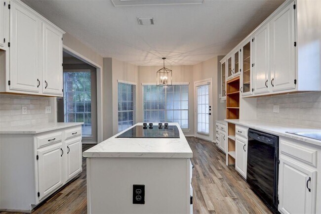 Building Photo - 539 W North Hill Dr