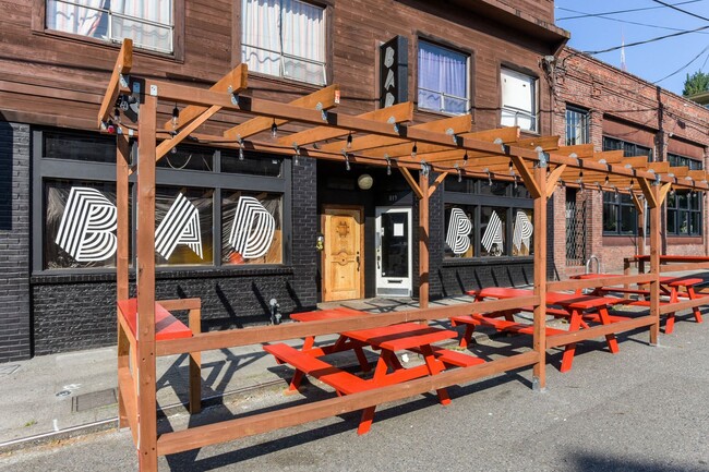 Building Photo - Rooftop Deck & Convenient Seattle Location