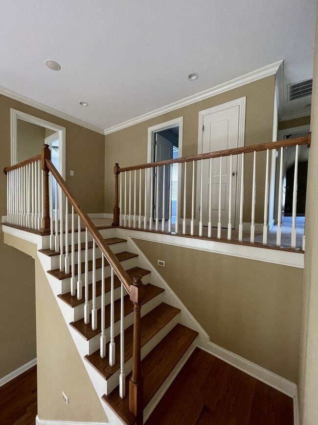 Building Photo - 426 Creekview Dr