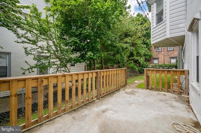 Building Photo - 111 W Queen Ln