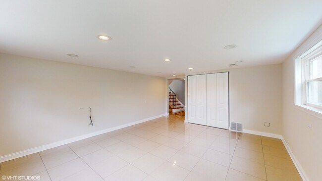 Building Photo - 4030 W North Shore Ave