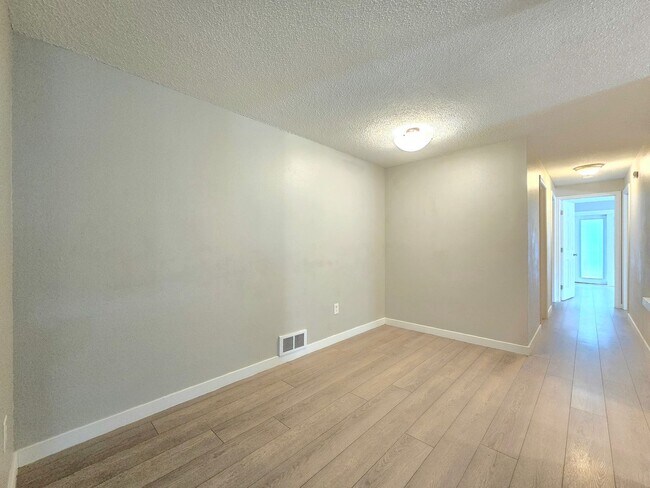 Building Photo - 2 Bedroom Unit Available Now in Gold Bar -...