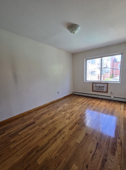 Building Photo - 483 Rutland Rd