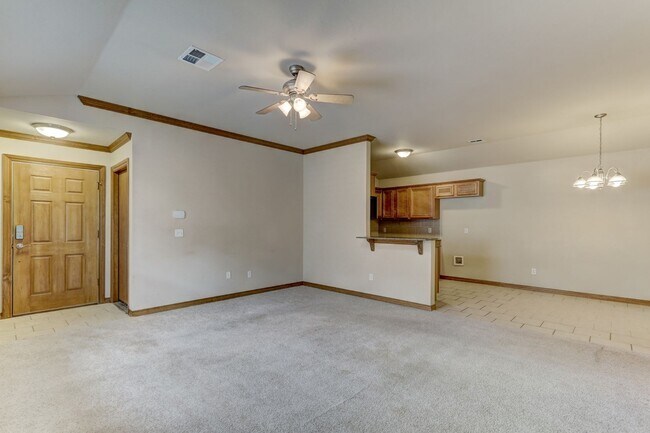 Building Photo - Duplex in Yukon, Available Now!