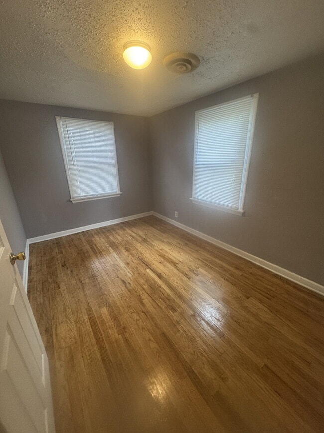 Building Photo - Charming three-bedroom property located in...