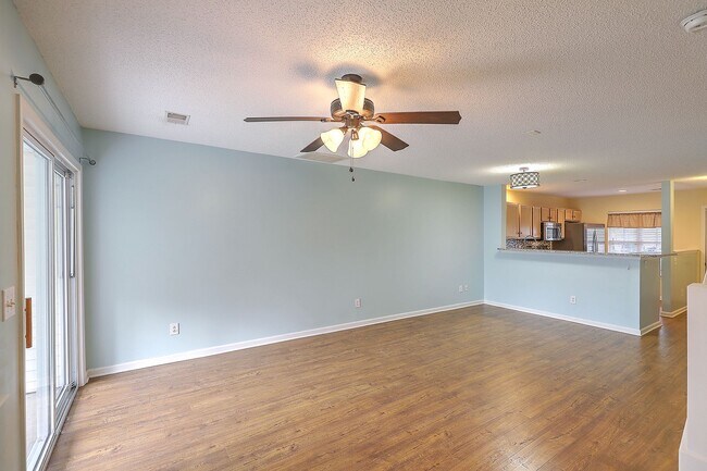 Building Photo - Move in Ready Townhouse in Summer Wood!