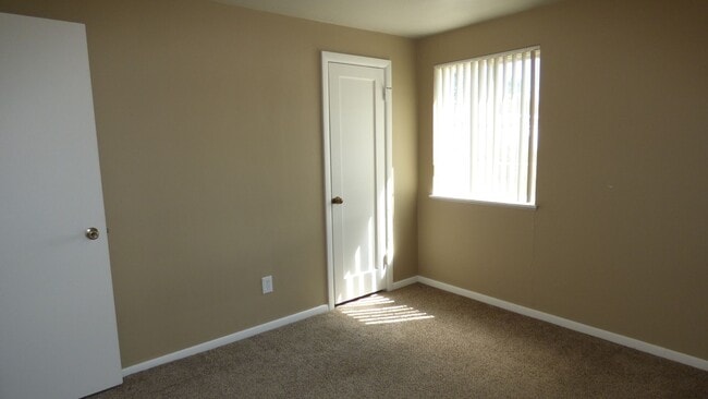 Building Photo - 2 bedroom 1 bathroom Home