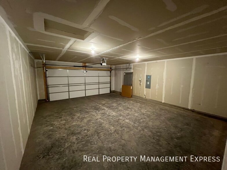 Building Photo - 3-Bedroom, 1.5 Bath Townhome