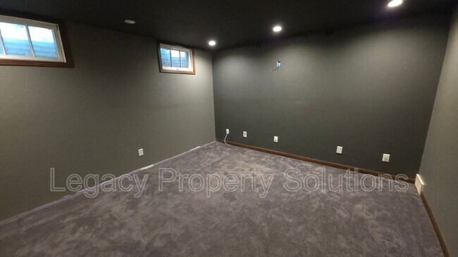 Building Photo - 926 N Mandan St