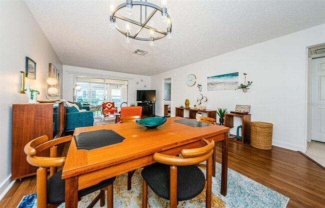 Building Photo - 601 N Hercules Ave