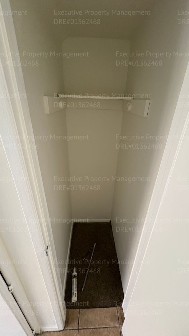 Building Photo - 2 bedroom 1.5 bathroom townhouse located in East Bakersfield Move In Special on Approved Credit