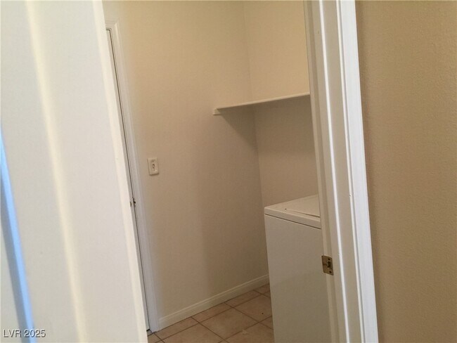 Building Photo - 1405 Iron Springs Dr