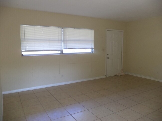 Building Photo - FOREST HILLS - FENCED YARD