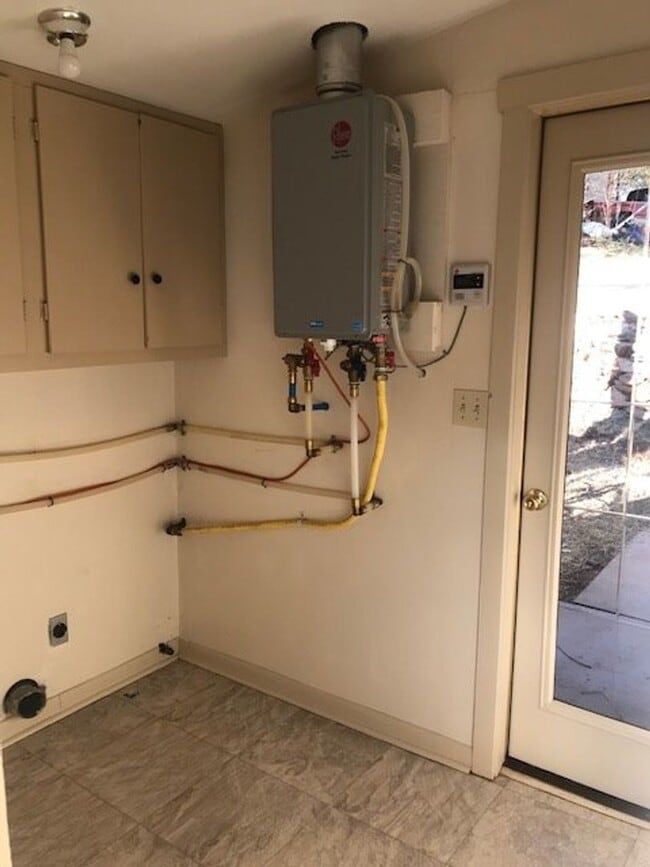 Building Photo - Adorable Jerome Home!! 2 Bedroom 1 Bath Contact Property Pros Property Management