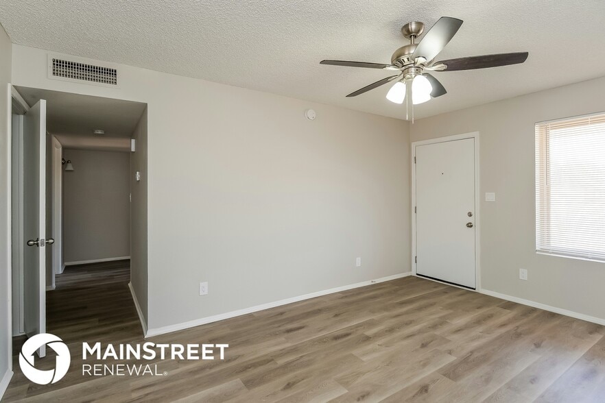 Building Photo - 2249 E Gable Ave