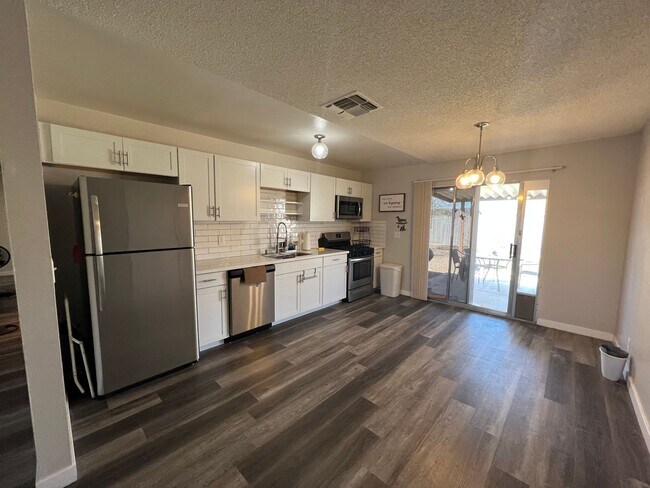 Building Photo - STUNNING 4BD/2BA SINGLE STORY IN HENDERSON. NO HOA!!