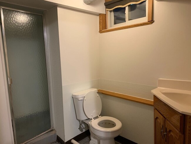 Building Photo - 5 Bedroom Across from NDSU!!