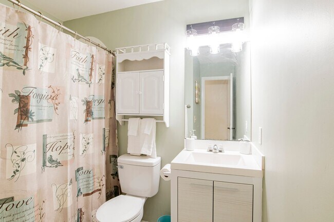 Building Photo - Lovely Ground-Floor Condo with Patio Near Airport