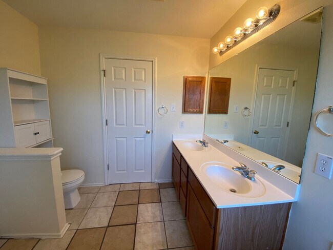 Building Photo - Spacious 4-Bedroom Home for Rent in Encino...