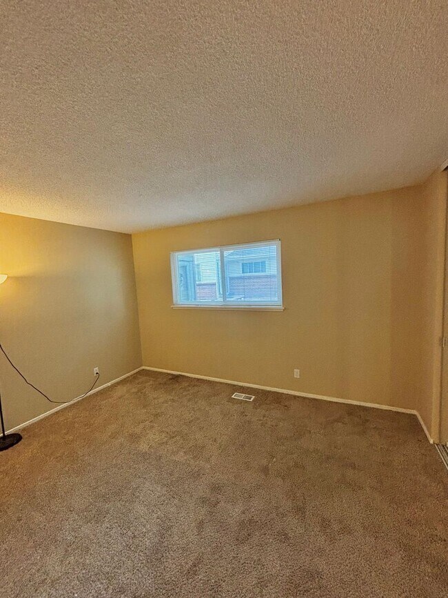 Building Photo - Beautifully Updated 2-Bedroom Townhome in ...
