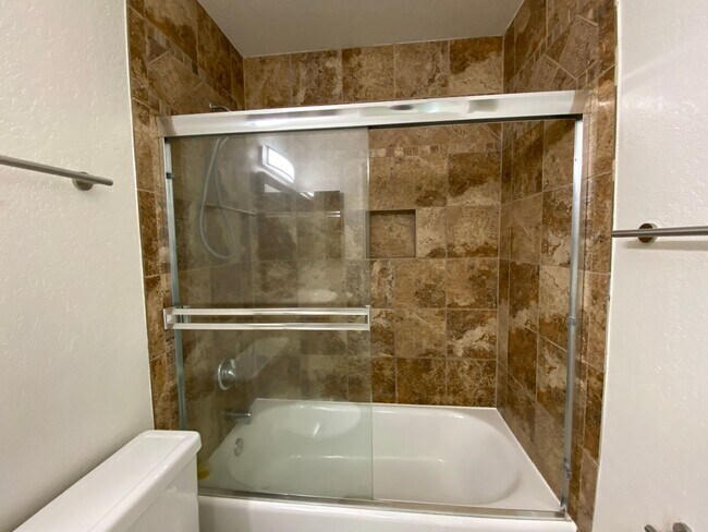 Building Photo - Stunning Townhome in Tanglewood Community