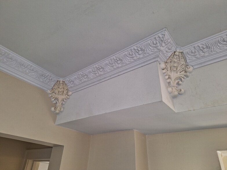 Elaborate Crown molding - 4215 N Campbell Ave