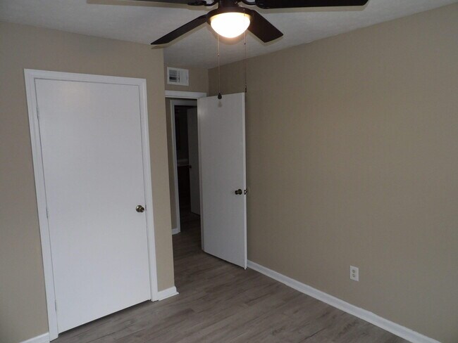 Building Photo - 140 Landings Dr