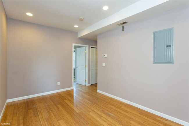 Building Photo - 4 br, 2 bath Triplex - 1745 WILLINGTON ST ...